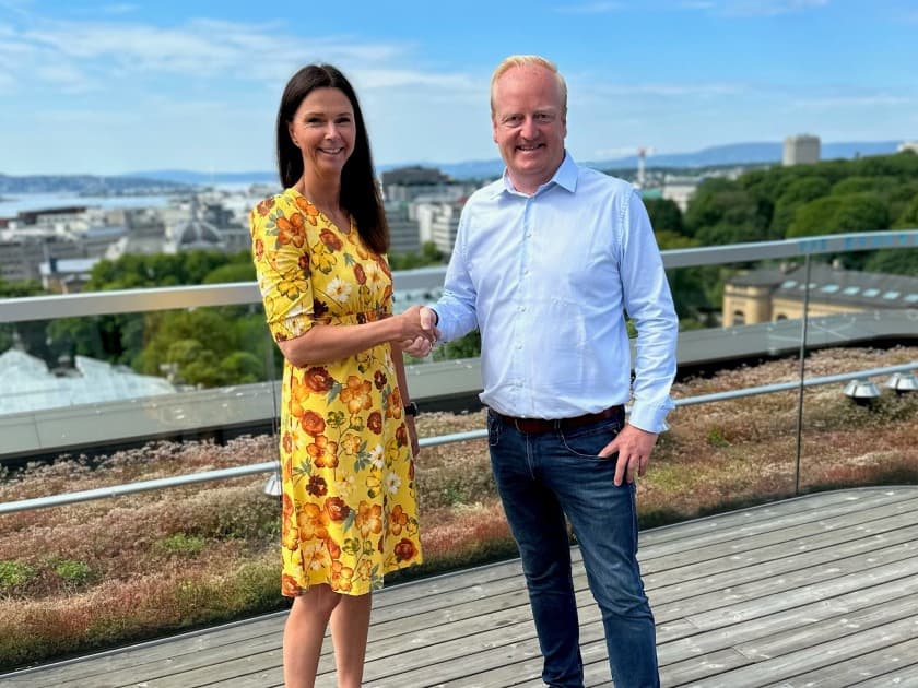 Mette Ystebø, Statens pensjonskasse, og Rune Ivarsflaten, Head of Dploy hos Knowit.